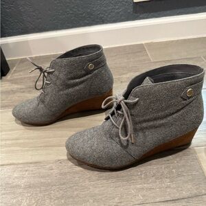 Dr. Scholls Lace Up Gray Wedge Bootie
